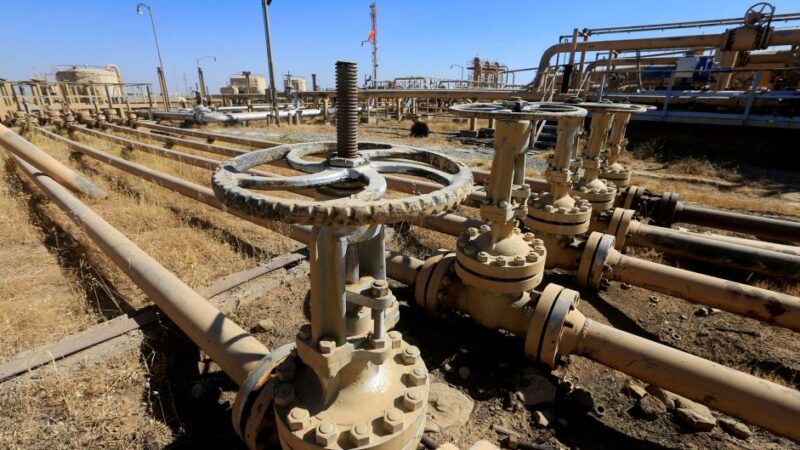 Petróleo fecha quase estável em mínima de 14 meses