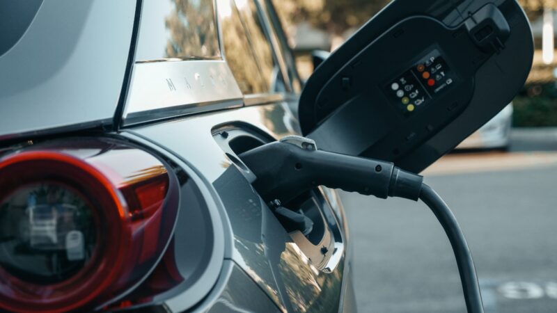 Venda de carros eletrificados no Brasil pode superar modelos a combustão em 2030, diz Anfavea
