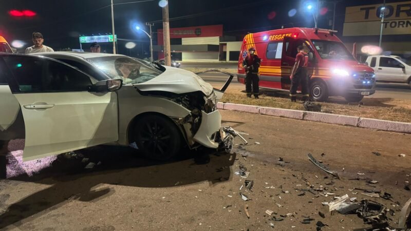 Bombeiros socorrem jovem que ficou presa às ferragens em acidente na BR-163