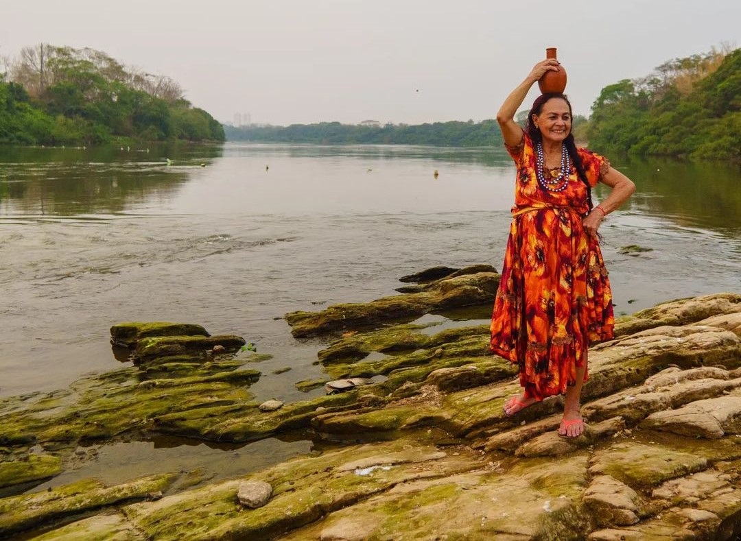 Espetáculo Bença Vó apresenta trajetória de Dona Domingas, fundadora do Flor Ribeirinha