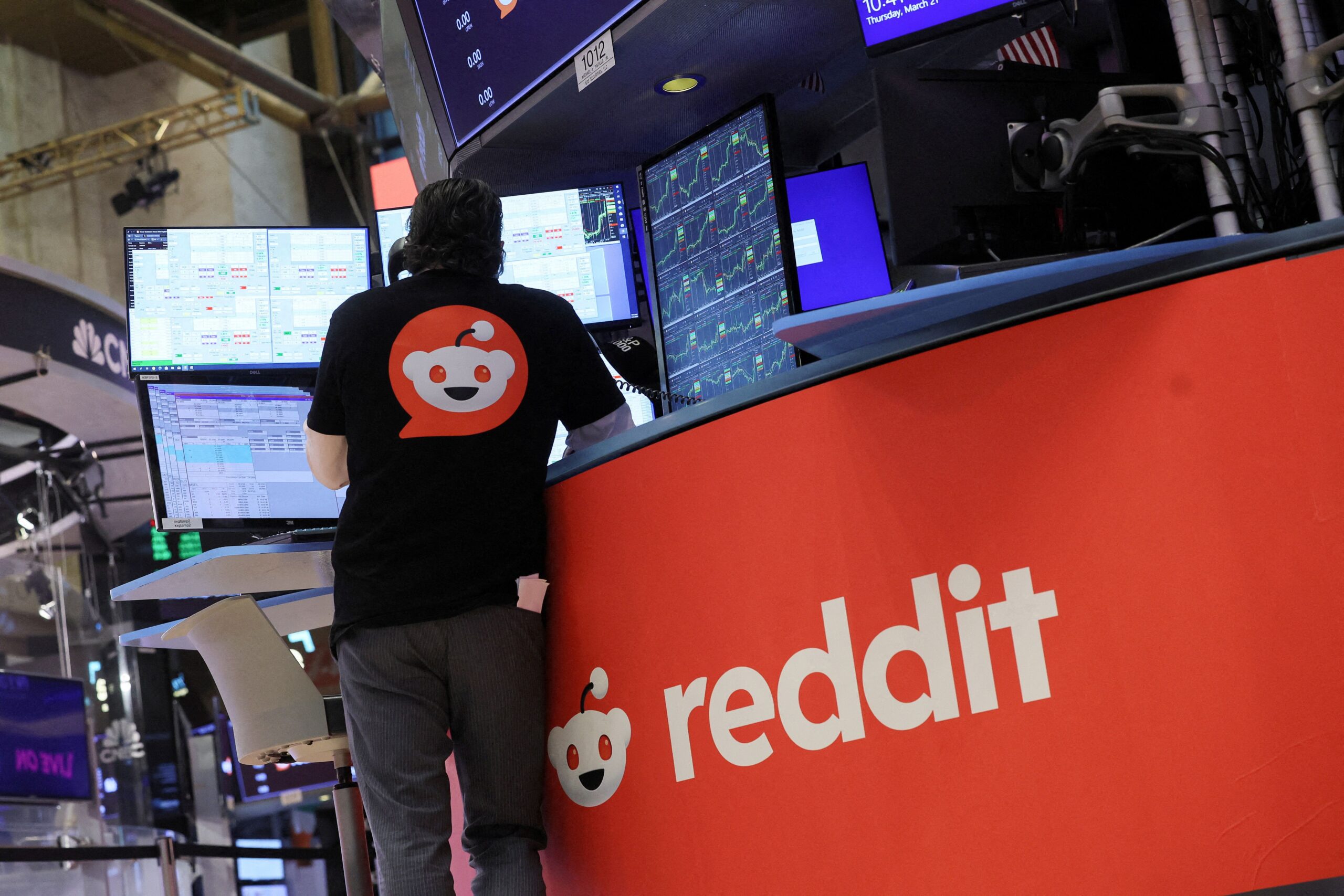 Ações do Reddit saltam 22% após projeção de receita acima do esperado