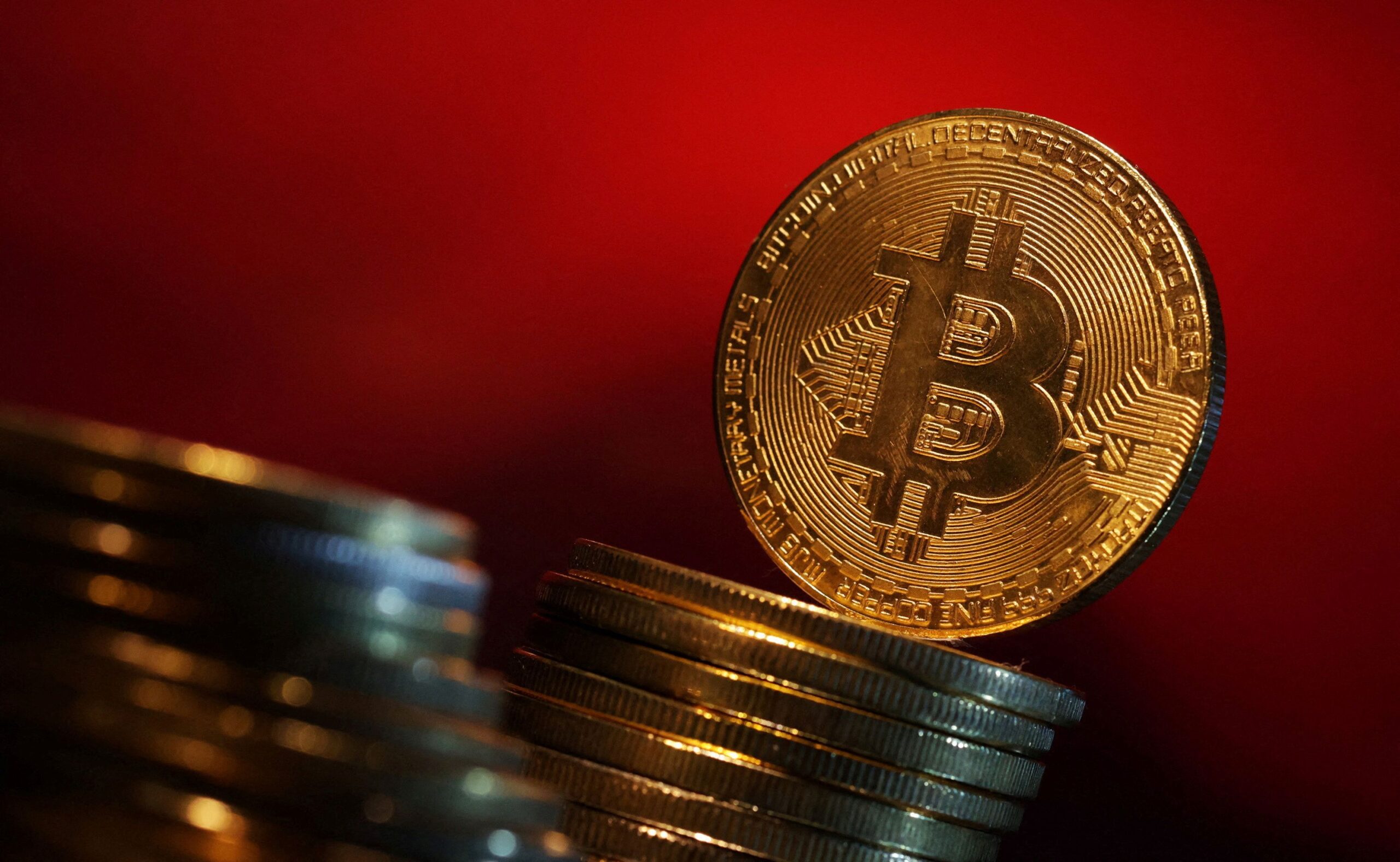 Bitcoin recua queda após DeepSeek gerar liquidação de tecs
