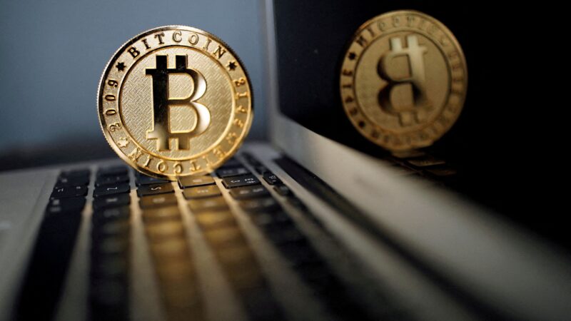 Bitcoin cai com ações de tecnologia, mas sobe 13% no mês