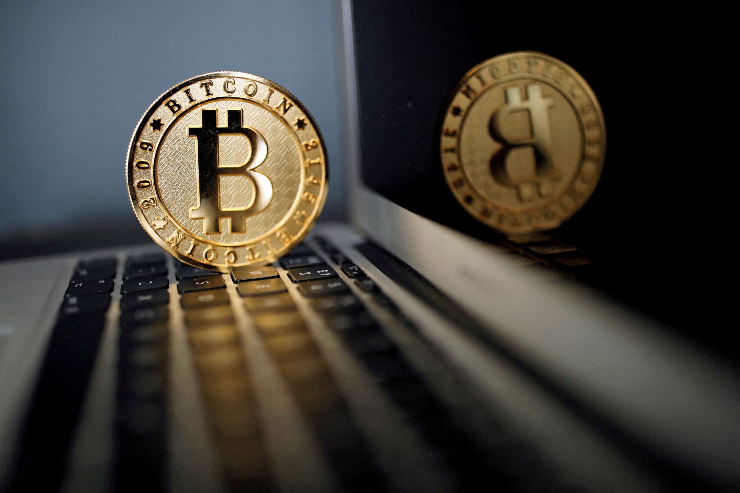 Bitcoin cai com ações de tecnologia, mas sobe 13% no mês