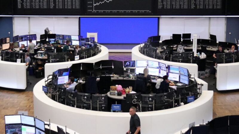Bolsas da Europa recuam em meio a avanço global dos juros
