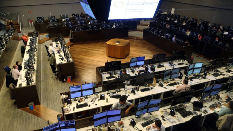 Ibovespa abre em alta com noticiário corporativo em foco; dólar avança