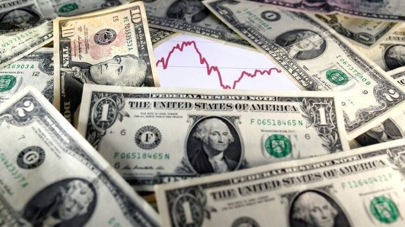Dólar oscila com prévia da inflação e expectativa por medidas fiscais; bolsa sobe