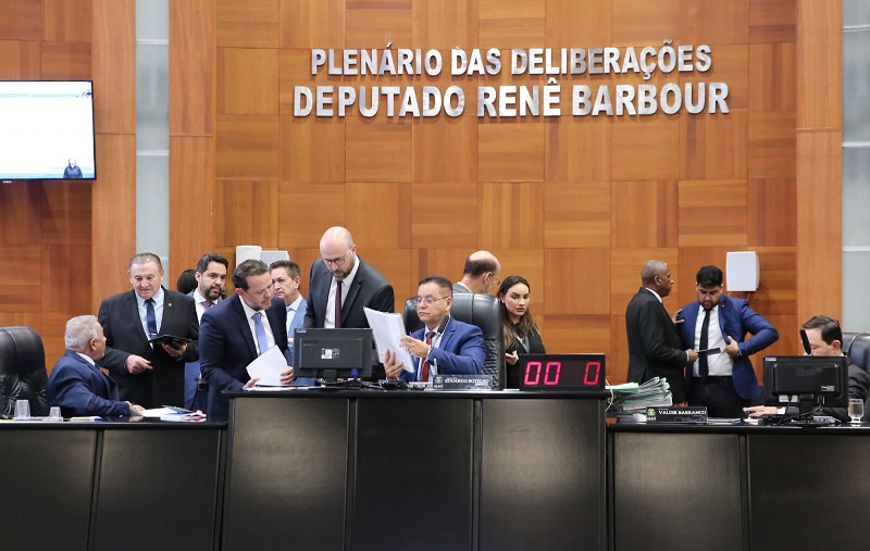 REJEITADOS: Deputados derrubam nove vetos governamentais em sessão na ALMT