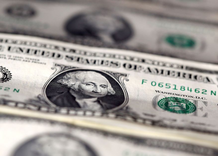 Dólar abre em leve alta com novos dados das contas públicas e Focus