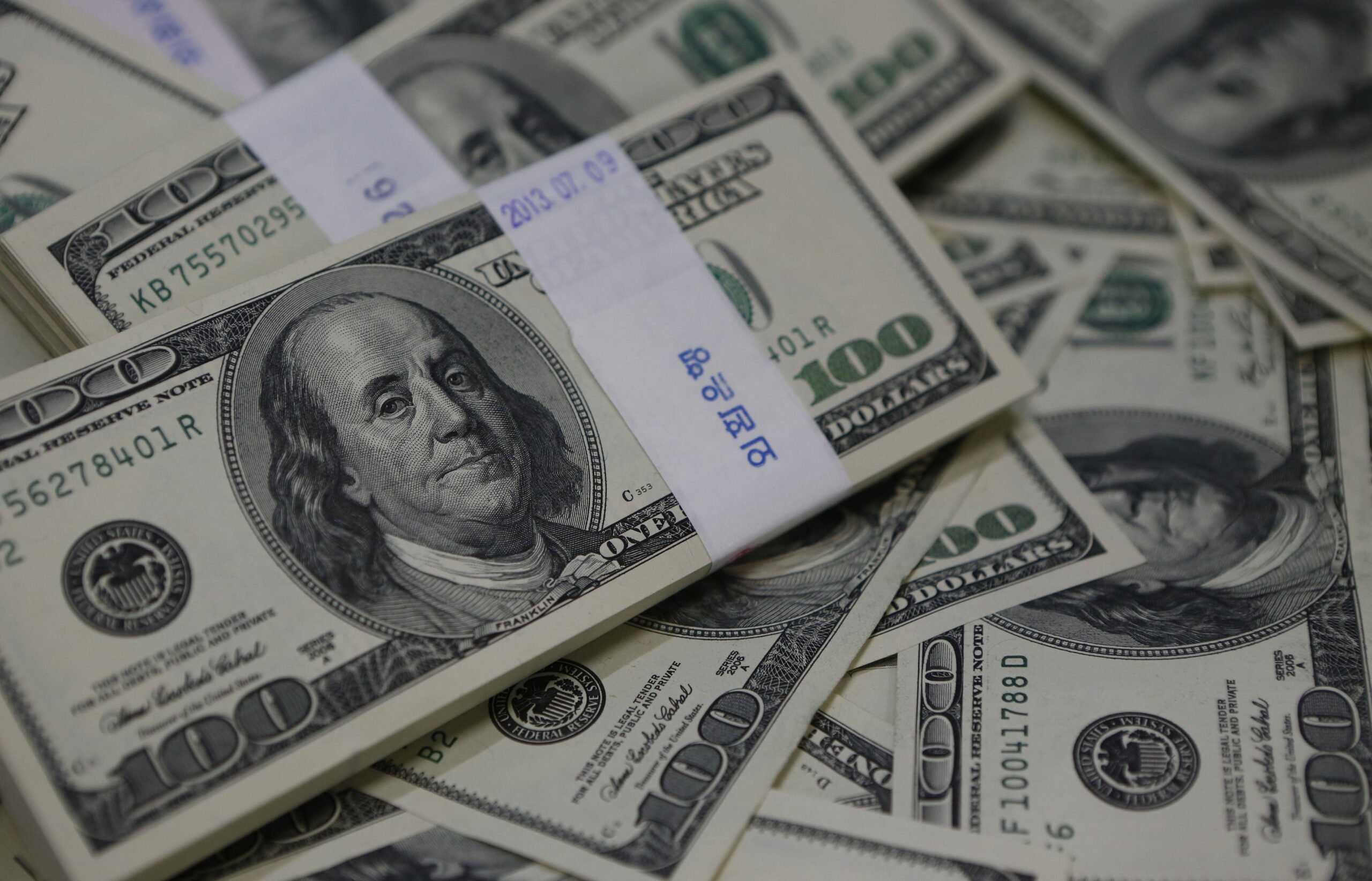 Com dólar alto, fornecedores pressionam varejo por reajustes