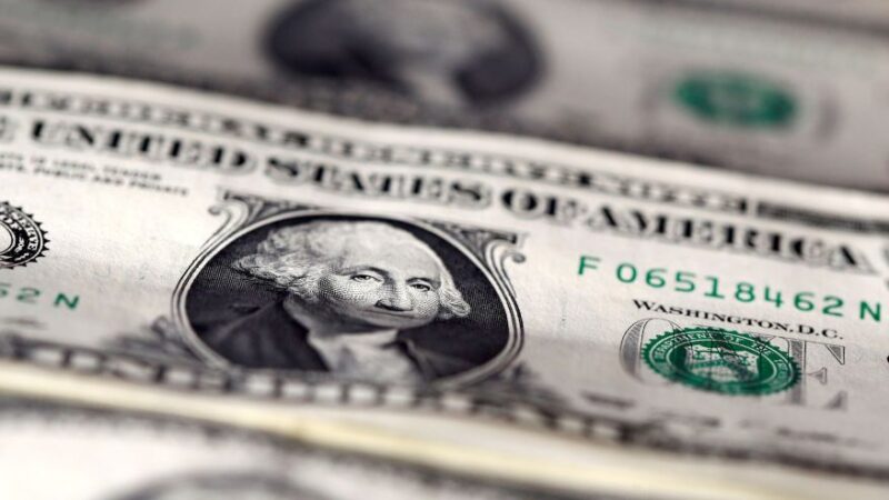 Dólar tem alta enquanto investidores analisam dados de inflação no Brasil