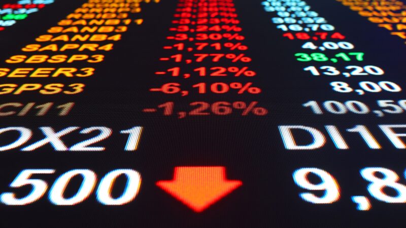 Ibovespa sobe com noticiário corporativo; preocupação fiscal pressiona dólar