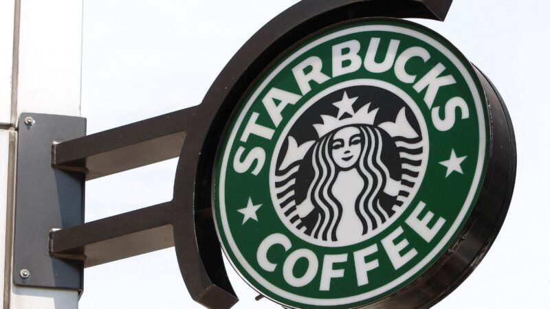 Nome escrito à mão e açúcar: Starbucks volta às origens para atrair clientes novamente