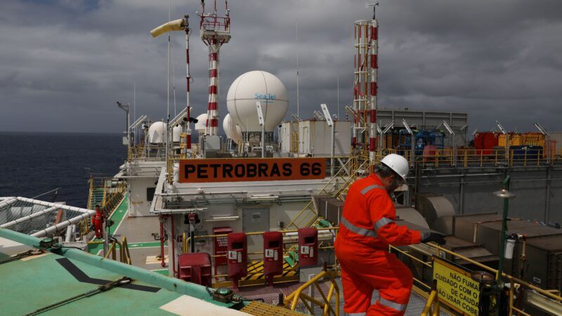 Petróleo estende perdas com menor demanda na China e queda das tensões no Oriente Médio