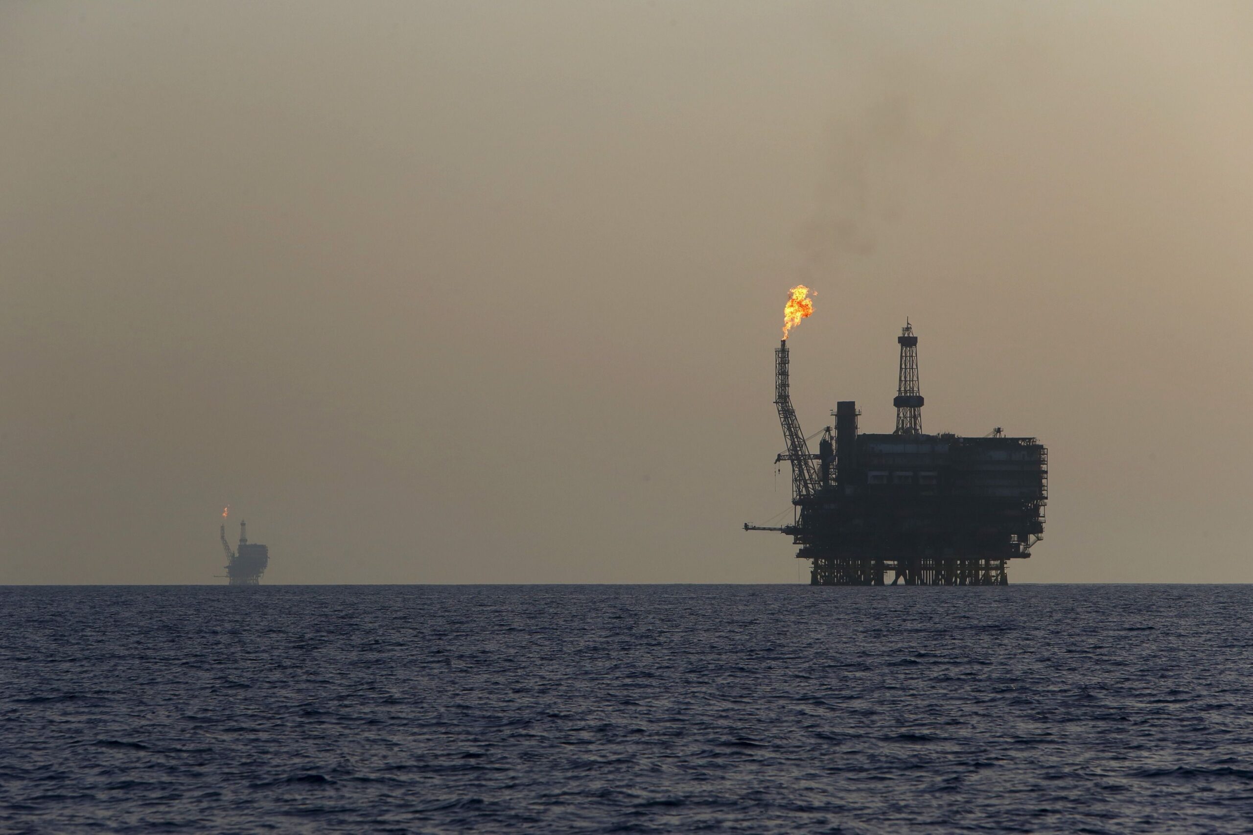 Petróleo cai com temores de excesso de oferta