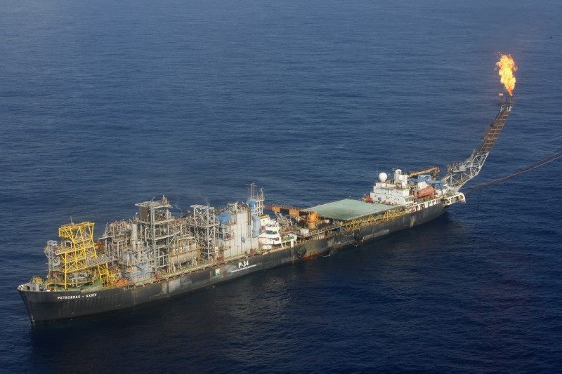 Petróleo fecha acima de 3%, com intensificação de riscos geopolíticos