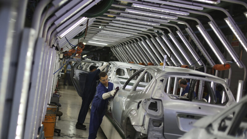 Produção industrial no Brasil sobe 0,1% em agosto, diz IBGE