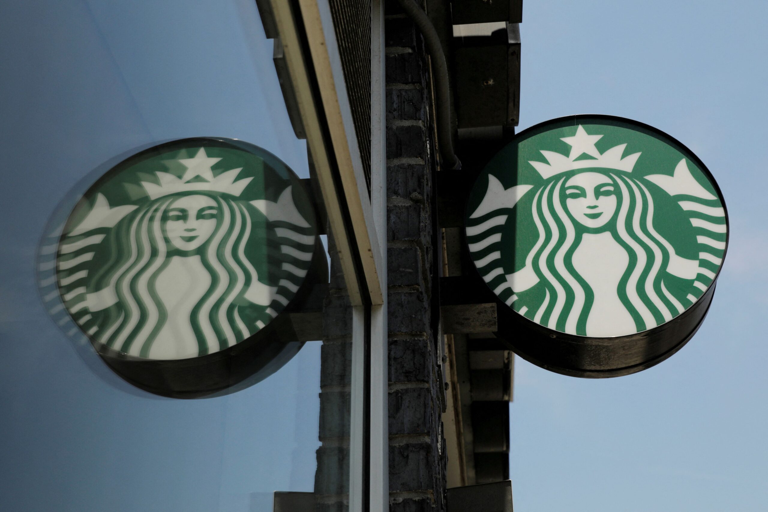 Starbucks suspende projeções anuais em meio esforços para reverter queda de consumidores