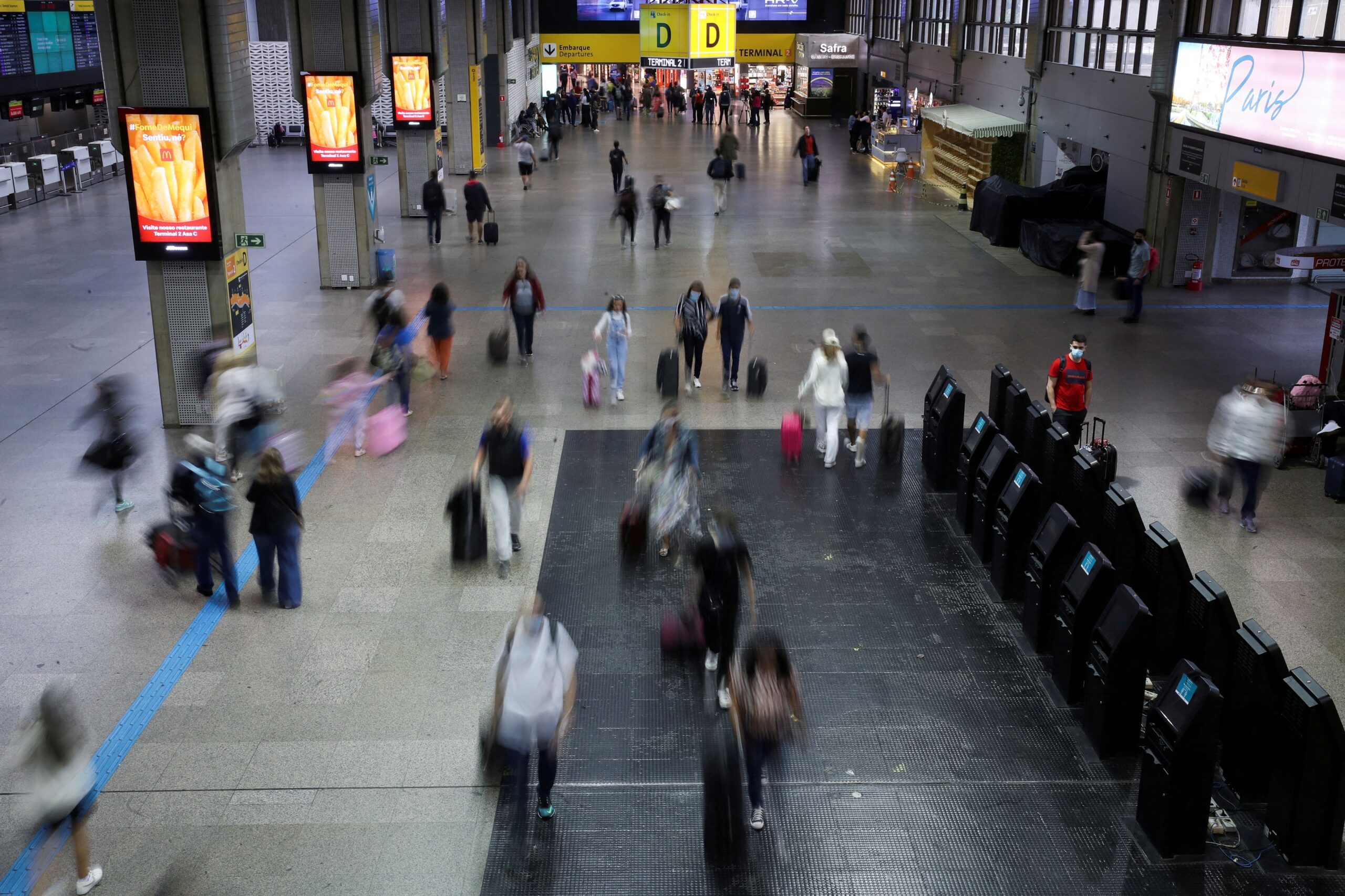 Passagens aéreas podem ficar mais caras com combustível sustentável de aviação, dizem empresas