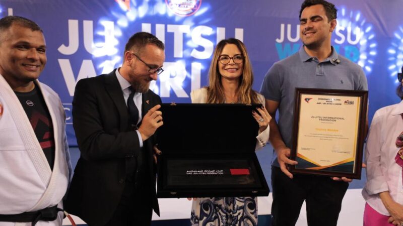 Na Grécia, primeira-dama de MT recebe faixa preta de Jiu-Jitsu e título de embaixadora mundial do esporte