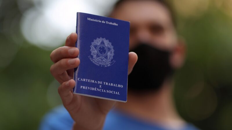 13º salário: empresas pagam 1ª parcela nesta sexta (29); veja como calcular e quem tem direito