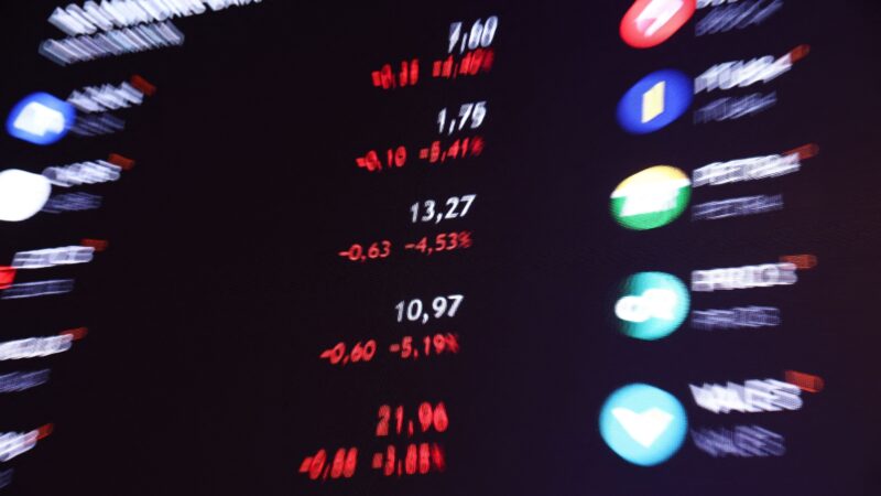 Ibovespa cai 1,50% aos 129.647 pontos; dólar sobe 1,66%