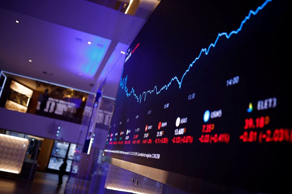 Ibovespa recua e dólar sobe mais de 1% com pacote fiscal no radar antes do Natal