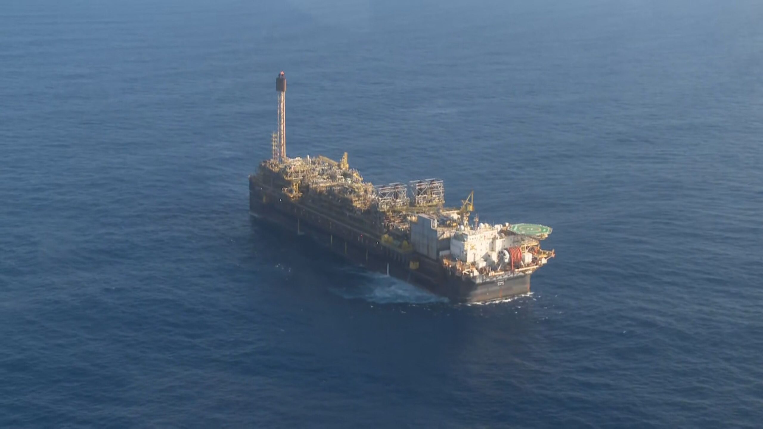Petróleo termina semana com ganhos desde novembro, impulsionado por tensões geopolíticas
