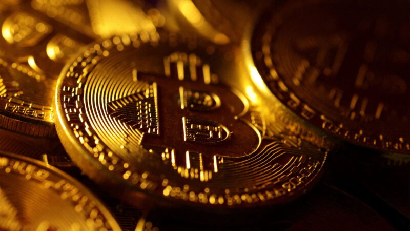 Bitcoin fecha em queda, de olho em postura do Fed e à espera de CPI