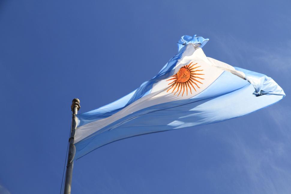 Títulos argentinos disparam com perspectiva de relação positiva entre Milei e Trump
