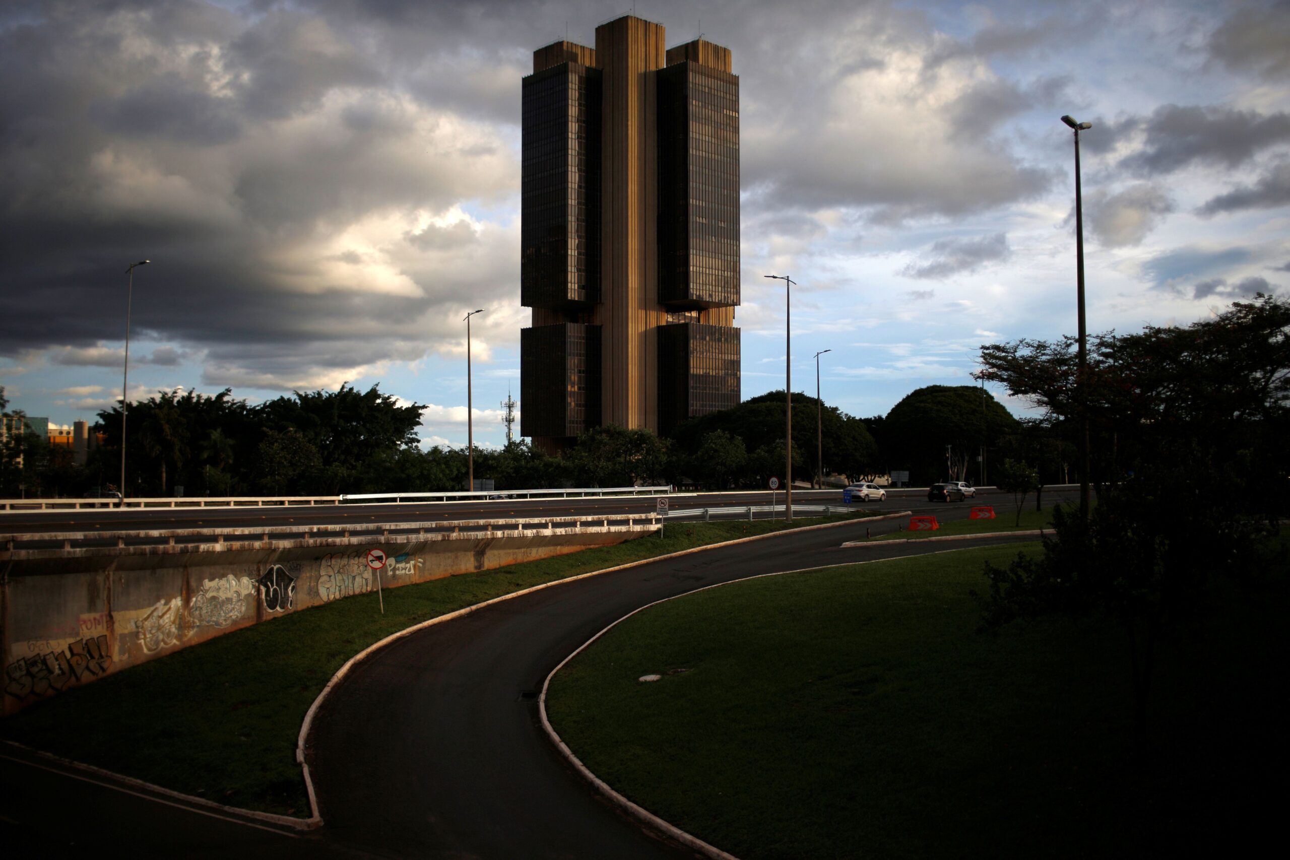 UBS BB prevê Selic a 13,5% em março e descarta corte de juros pelo BC em 2025