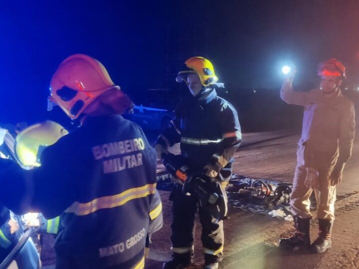 Corpo de Bombeiros socorre vítima de acidente de trânsito entre carro e carreta na BR-163