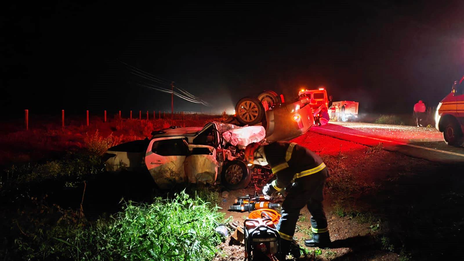 Corpo de Bombeiros realiza o desencarceramento de três vítimas presas às ferragens de veículo