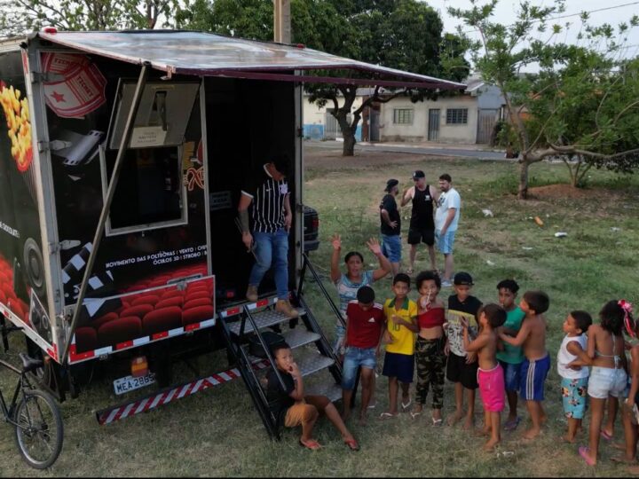 Projeto leva cinema itinerante a bairros de Várzea Grande durante as férias escolares