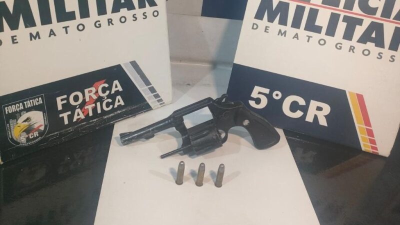 Força Tática prende quatro membros de facção criminosa e apreende arma de fogo