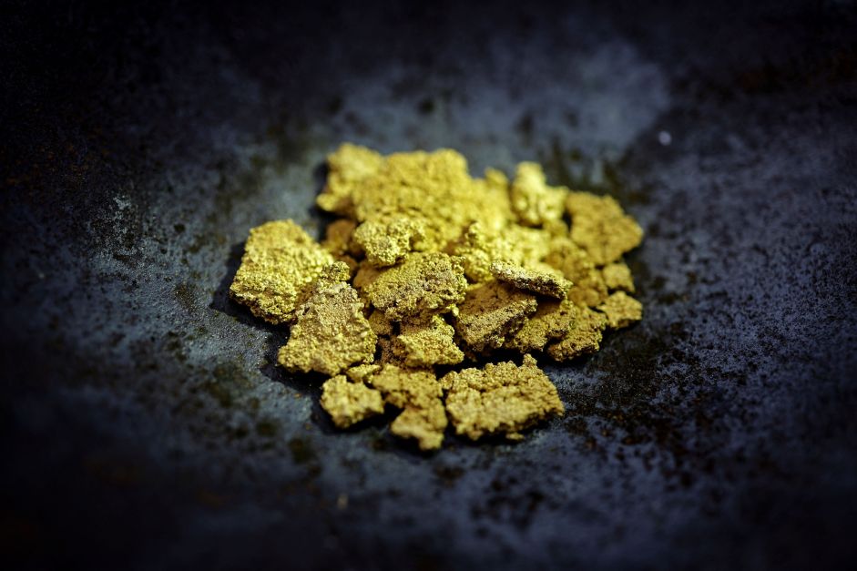 Ouro sobe com incerteza sobre política tarifária dos EUA