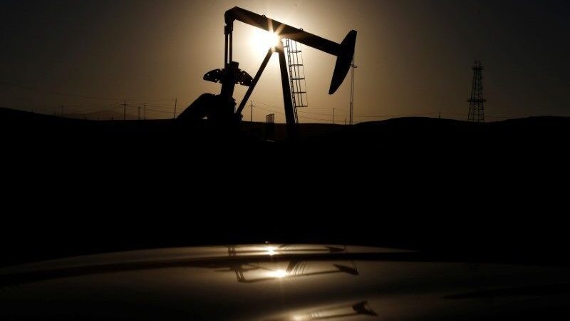 Petróleo sobe mais de 2% após Trump sinalizar tarifa à Rússia e ameaçar Irã