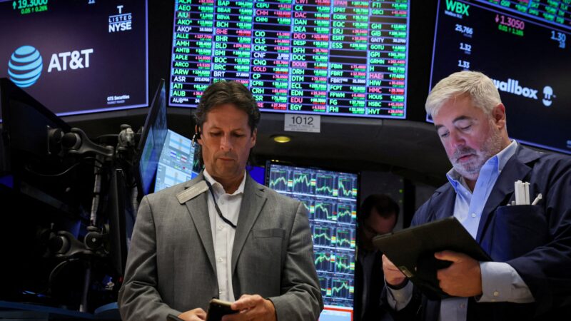 Wall St recua com balanços e dados dos EUA em foco