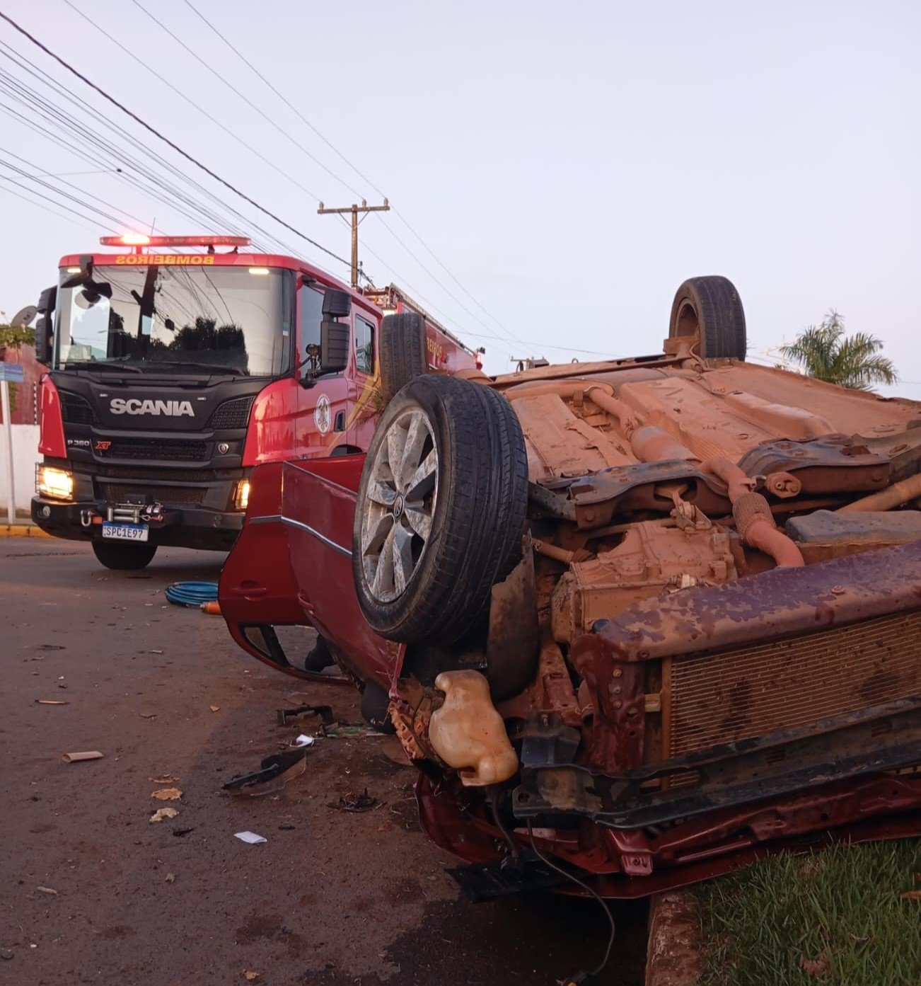 Corpo de Bombeiros realiza o desencarceramento de duas vítimas presas às ferragens de veículo