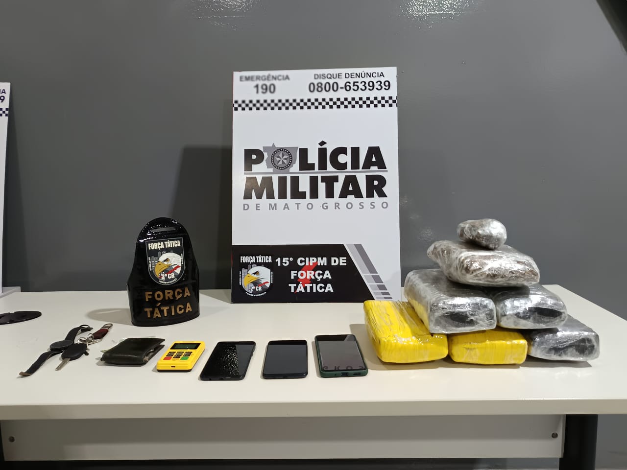 Força Tática prende quatro homens por tráfico e apreende seis tabletes de maconha