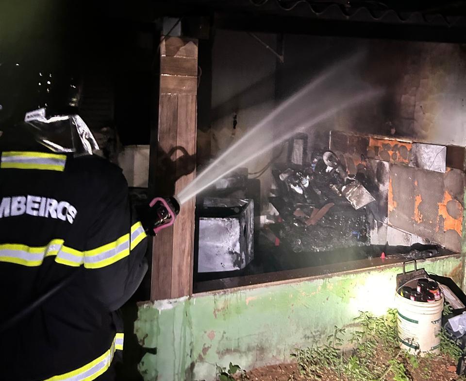 Bombeiros combatem princípio de incêndio em residência em Primavera do Leste