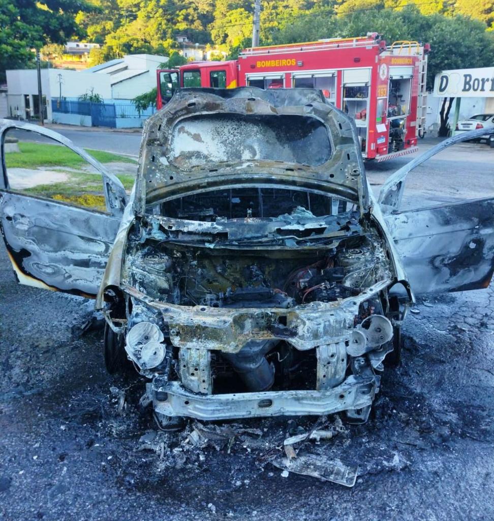 Bombeiros extinguem incêndio em veículo em Barra do Garças