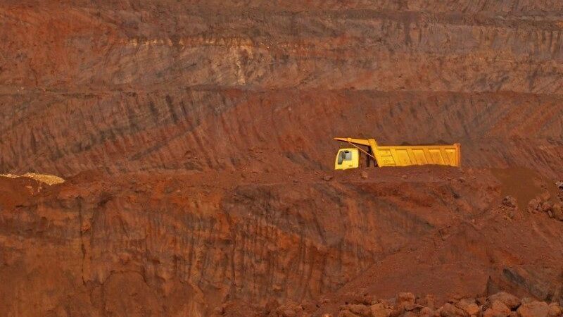 Minério de ferro recua com ameças de tarifas e temor sobre fornecimento