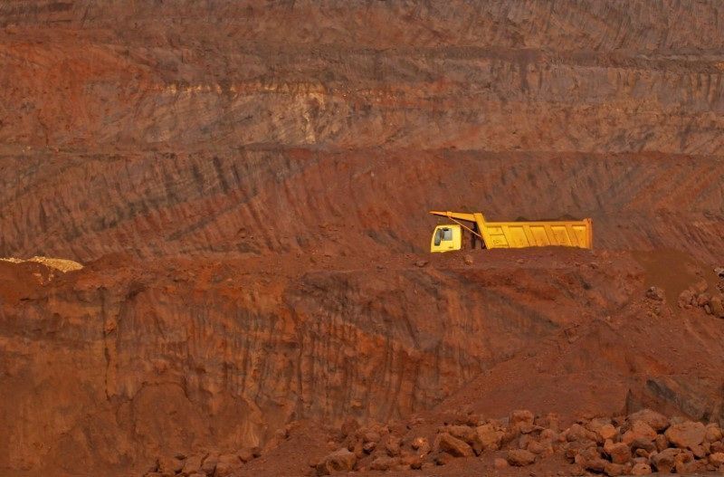 Minério de ferro recua com ameças de tarifas e temor sobre fornecimento