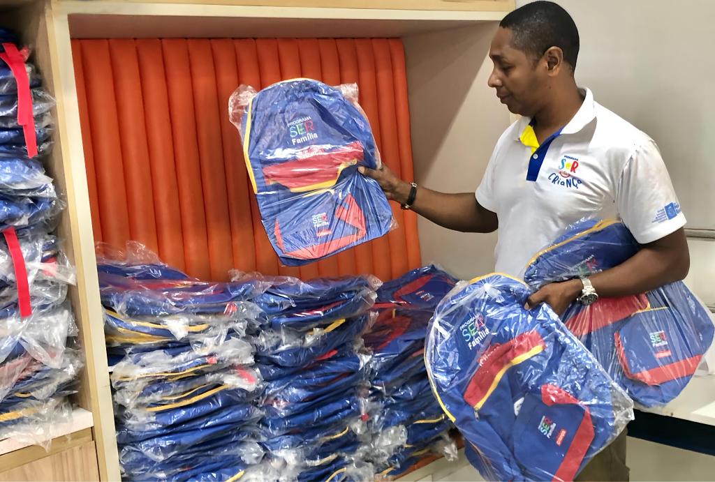 Setasc entrega kits com mochila e materiais escolares para crianças do programa Ser Família Criança em Poconé