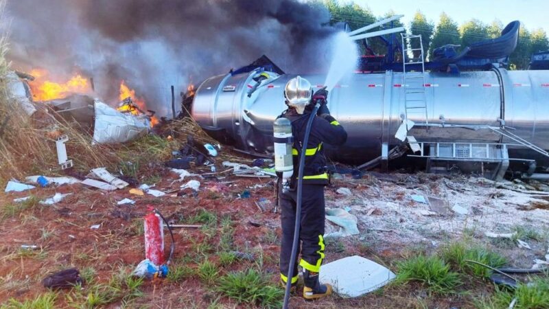 Corpo de Bombeiros combate incêndio após colisão entre carretas na MT-100