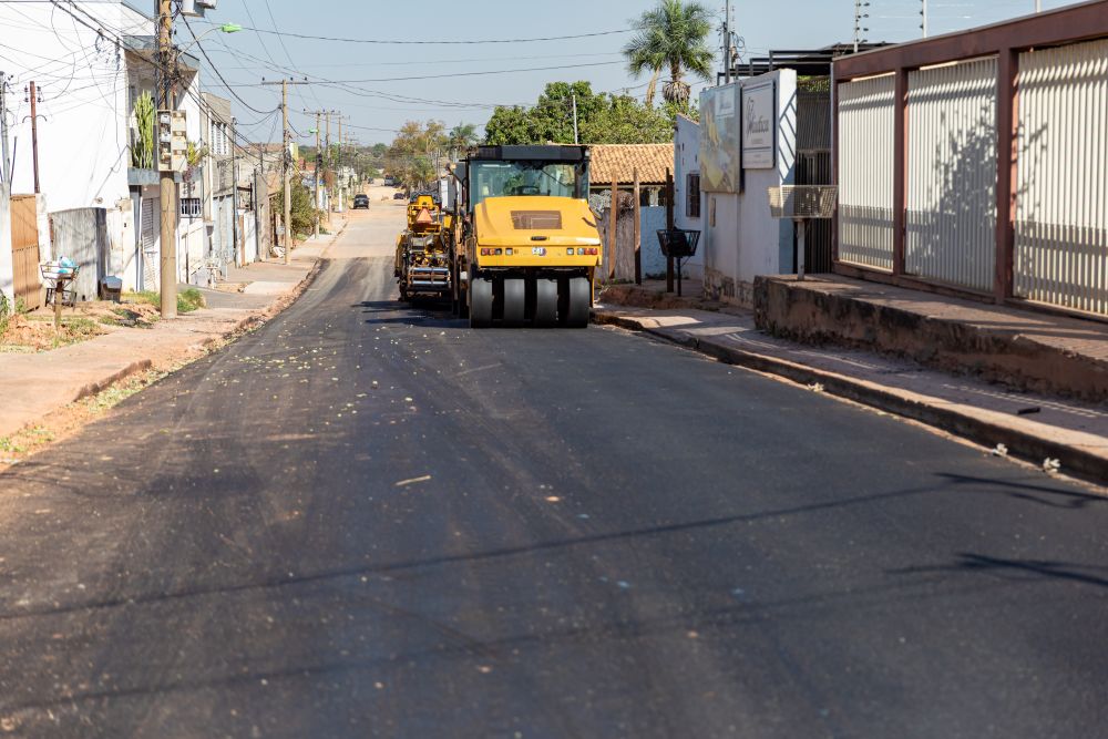 no Pavimentação avança no Parque Cuiabá e beneficia 4 mil moradores