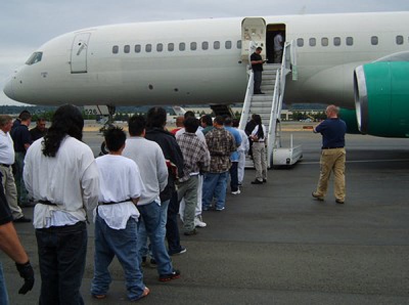 Brasileiros deportados por Trump relatam expulsão forçada