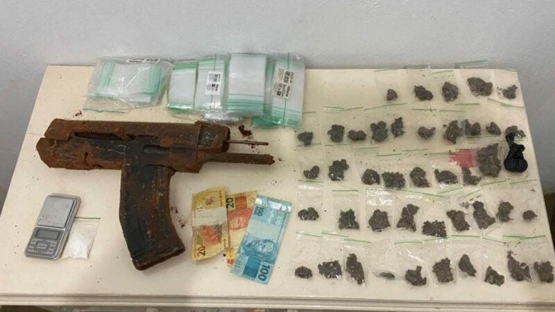 PM prende duas pessoas por tráfico de drogas e apreende submetralhadora