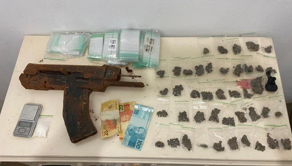 PM prende duas pessoas por tráfico de drogas e apreende submetralhadora